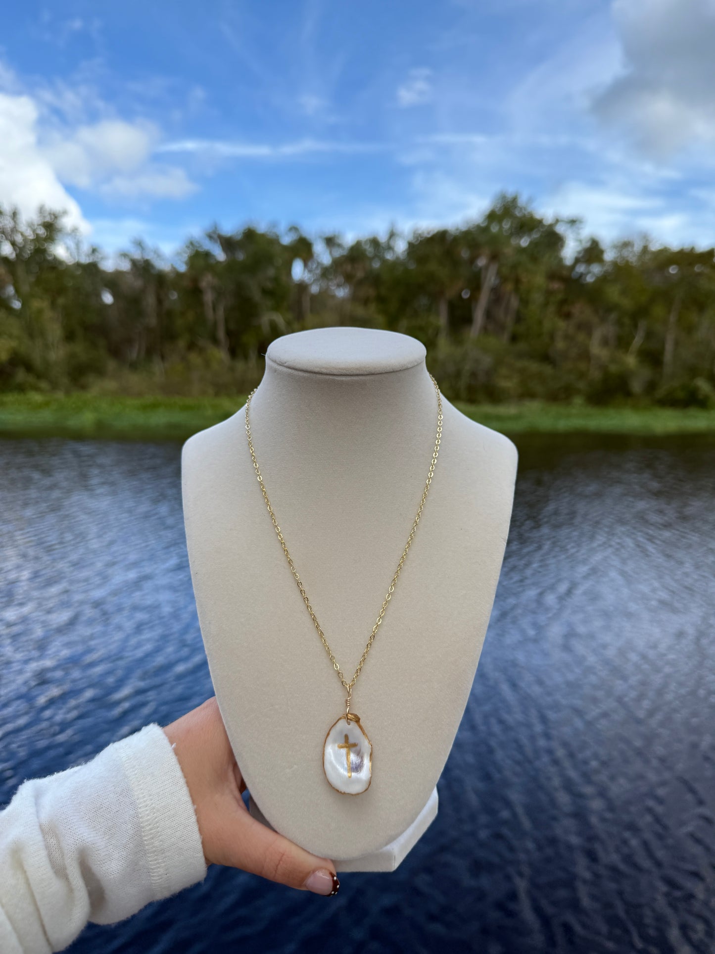 Dainty Oyster Cross